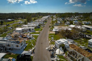 Florida yerleşim bölgesindeki Ian kasırgasından sonra ağır hasar görmüş mobil evler. Doğal afetin sonuçları..