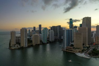 Florida, ABD 'de Miami Brickell şehir merkezinin akşam manzarası. Modern Amerikan megapolis 'inde karanlık yüksek gökdelen binaları olan gökyüzü..