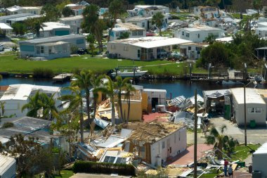 Kasırga, Florida mobil ev yerleşim alanındaki banliyö evlerinin çatılarını yıktı. Doğal afetin sonuçları..