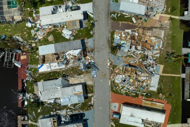 Güçlü kasırgalardan kaynaklanan mülk hasarı. Florida 'da yıkık dökük çatıları olan mobil evler. Doğal afetin sonuçları..