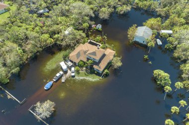 Etrafı Ian Kasırgası ile çevrili sel suları Florida yerleşim bölgesindeki evleri sarıyor. Doğal afetten sonra.