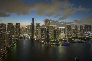 Florida, ABD 'nin Miami Brickell semtindeki yüksek gökdelen binalarının yukarıdan görüntüsü. Amerikan megapolis 'i ve geceleri finans bölgesi..