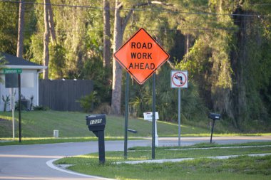 Sokak inşaatında sarı koruyucu bariyer. İşle ilgili yol uyarısı.
