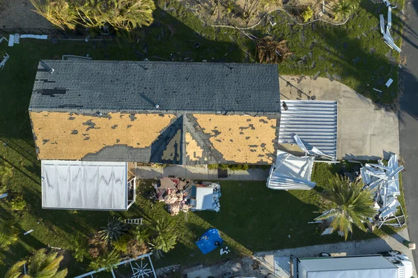 对自然灾害后果的空中观察 佛罗里达州住宅区因飓风伊恩移动房屋严重受损 — 图库照片