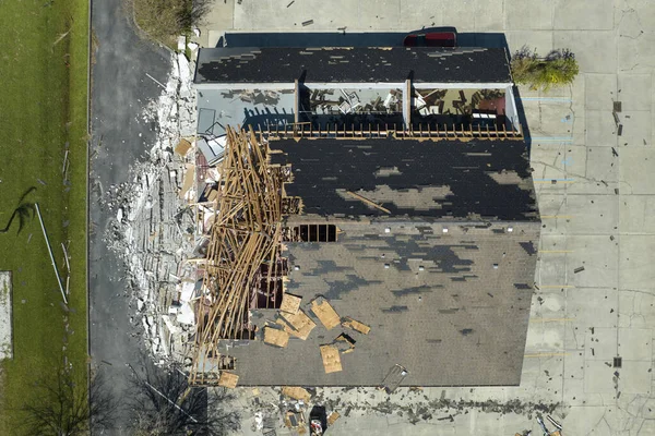 自然灾害及其后果 飓风伊恩摧毁了佛罗里达州住宅区的房屋屋顶和墙壁 — 图库照片