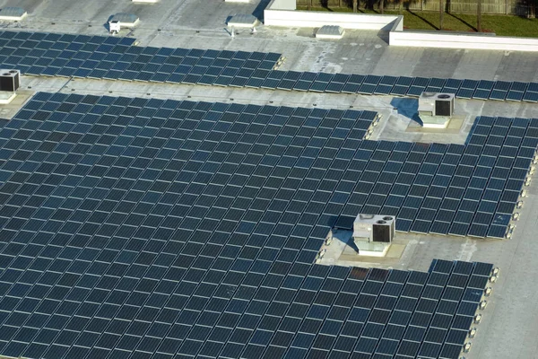 Производство Устойчивой Энергии Воздушный Обзор Солнечной Электростанции Голубыми Фотоэлектрическими Панелями — стоковое фото