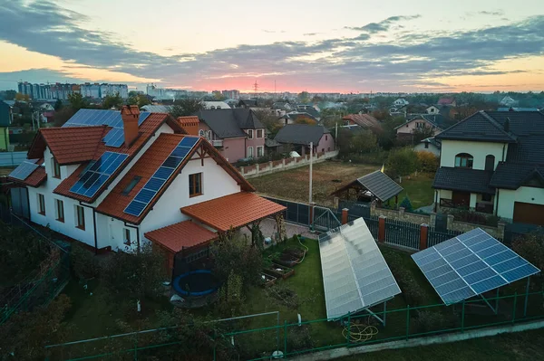 Wohnhaus Mit Dach Bedeckt Mit Photovoltaik Sonnenkollektoren Für Die Produktion — Stockfoto