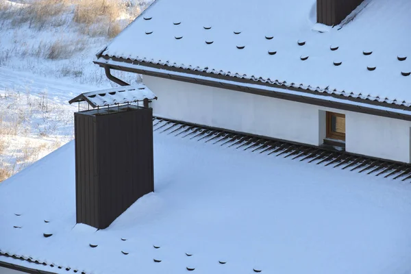 Kışın Evin Çatısında Seramik Kiremitlerle Kaplı Kar Muhafızı Binanın Döşeme — Stok fotoğraf