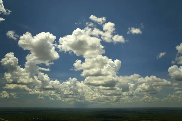 Fehér Gömbölyű Felhők Nyári Kék Égen — Stock Fotó