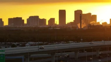 Gün batımında ABD 'nin Florida kentindeki Tampa şehrinin şehir merkezindeki hava manzarası. Modern Amerikan şehir merkezindeki yüksek gökdelen ofis binalarının karanlık silueti..