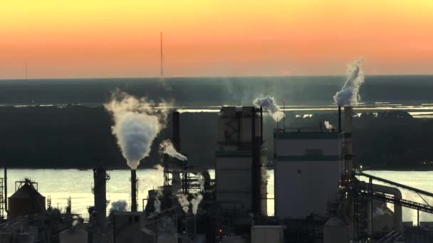 Letecký Pohled Velkou Továrnu Komínem Výrobního Procesu Znečišťující Atmosféru Výrobním — Stock video
