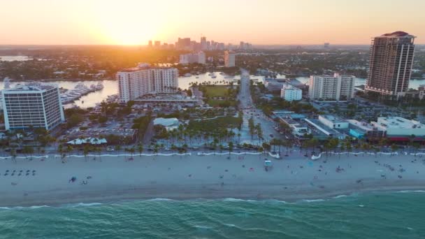 따뜻한 플로리다에서 휴식을 취하는 관광객과 Olas 표면의 럭셔리 호텔과 콘도와 — 비디오