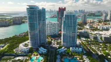 Güney Sahili mimarisinin havadan görünüşü. Yüksek lüks otelleri ve apartmanları olan Miami Beach City. Güney Florida, ABD 'deki turizm altyapısı.