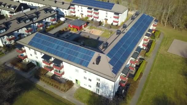 Vista Aérea Del Edificio Apartamentos Sueco Cubierto Con Paneles Solares — Vídeos de Stock