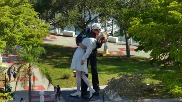 Aerial View Unconditional Surrender Statue Bayfront Park Sarasota Florida — Stock Video