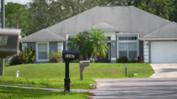Amerikanischer Briefkasten Floridas Vorgarten Auf Der Straßenseite Der Vorstadt — Stockvideo