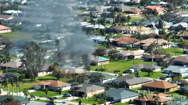 短絡火花がハリケーンイアンによって損傷木製の屋根に火をつけた後 煙と炎で火災に住宅を燃焼させます フロリダ地方の住宅災害 — ストック動画