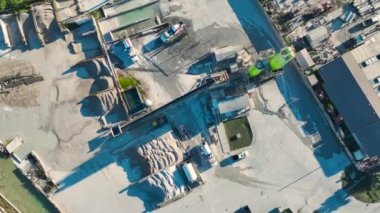 Beton karıştırma fabrikası endüstriyel alanda çimento kamyonları ve ağır inşaat ekipmanları ile.