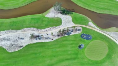 Güneşli Florida 'da yeni golf sahasının inşaatı. Açık hava sporları için özel altyapının geliştirilmesi.