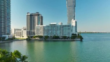 Florida, ABD 'de Miami City' nin şehir merkezi rıhtım bölgesi. Modern Amerikan megapolis 'inde yüksek gökdelen binaları olan şehir silueti.