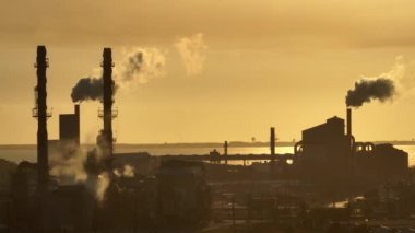 Fosfatları işlemek ve işlemek için kullanılan fabrika zehirli buhar yayarak havayı kirletiyor. Tampa, Florida 'daki Mozaik Riverview Tesisi. Kimyasal fosforik asit üretim tesisi.