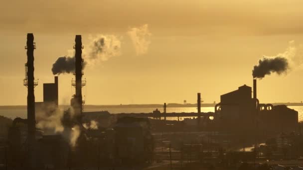 인산염을 취급하고 처리하는 공장에서는 증기를 방출하여 공기를 시킨다 모자이크 플랜트 — 비디오