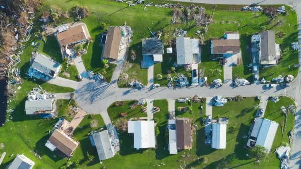 フロリダ州の移動住宅地域でハリケーン イアンの家屋によって深刻な被害を受けた道路脇の土石流のゴミの山 自然災害の結果 — ストック動画