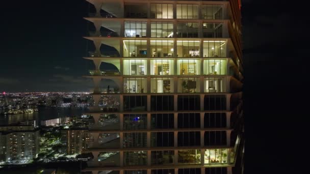 Magas Látószögű Kilátás Fényesen Megvilágított Lakóépület Toronyház Éjjel Sunny Isles — Stock videók