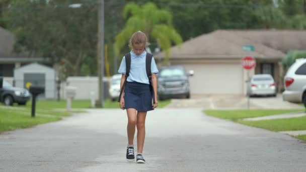 孤独的小女孩在从学校回家的路上悲伤地走着 — 图库视频影像