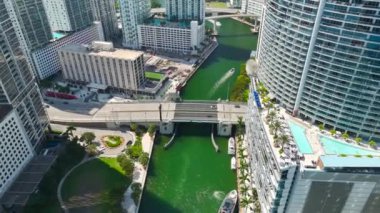 Miami River 'da, Florida, ABD' nin Miami Brickell şehrinde lüks yatlar denize açılıyor. Modern Amerikan megapolis 'inde yüksek gökdelen binaları olan şehir silueti.