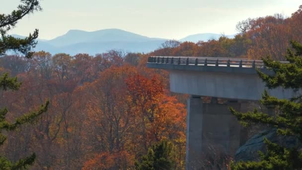 美国北卡罗来纳州蓝岭公园路 靠近鼓石 与林湾高架桥的山地秋天风景 在秋天的树林间的风景秀丽的路上开车 — 图库视频影像