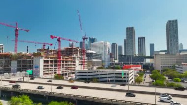 Yüksek hızlı otoyol atardamarının üzerinde yeni bir inşaat alanı. Amerikan kentsel bölgesinde direnç gelişiyor. Sanayi kulesi Miami, Florida 'da vinç kaldırıyor..