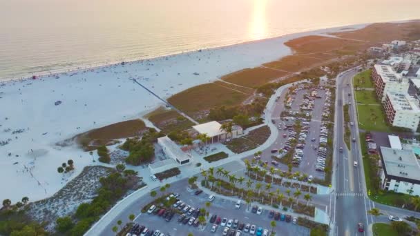 在美国萨拉索塔著名的西斯塔礁海滩前的停车场 有松软的白色沙滩 日落时游客可以在停车场停车 弗罗里达温暖的度假胜地 — 图库视频影像