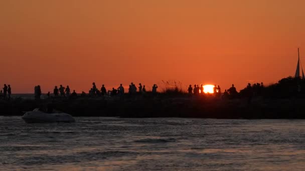 Παραλιακές Καλοκαιρινές Δραστηριότητες Πολλοί Τουρίστες Απολαμβάνουν Ηλιοβασίλεμα Κατά Διάρκεια Των — Αρχείο Βίντεο