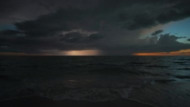Karanlık, uğursuz yağmur fırtınası, deniz dalgaları ve gök gürültüsü kumlu sahillere çarpıyor. Akşamları güzel deniz manzarası.