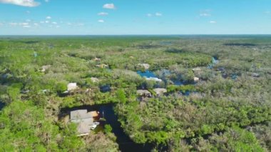 Etrafı Ian Kasırgası ile çevrili sel suları Florida yerleşim bölgesindeki evleri sarıyor. Doğal afetin sonuçları..