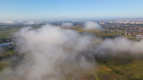 Widok Góry Krajobraz Pokryty Bufiastą Poranną Mgłą Chłodne Wilgotne Powietrze — Wideo stockowe