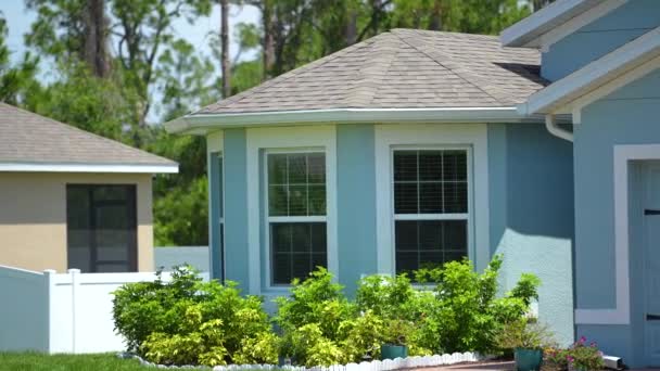 Typický Současný Americký Soukromý Dům Floridě Velkými Okny Zeleným Trávníkem — Stock video
