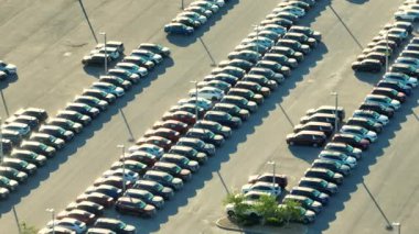 Satıcıların açık hava otoparkından bir sürü yeni araba satışa sunuluyor. Amerikan otomotiv endüstrisinin gelişimi kavramı.