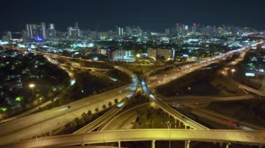 ABD ulaşım altyapısının üstünden bak. Miami City, Florida 'da gece hızlı giden araba ve kamyonlarla Amerikan otoyolu kavşağının hava görüntüsü..