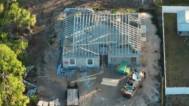 Widok Góry Montażu Dachu Wykonane Konstrukcji Stalowej Kratownicy Niedokończonym Domu — Wideo stockowe