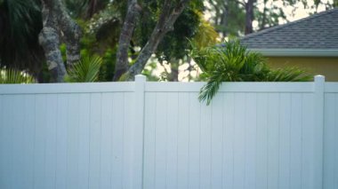 Florida arka bahçesinde vinil tahta çitler. Arazi koruması ve mahremiyet için beyaz plastik eskrim.