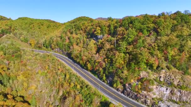 北卡罗莱纳州宽阔的公路通往阿巴拉契亚山脉 山中有黄色的落叶森林和快速移动的交通 美国国家公园地区的风景线 — 图库视频影像