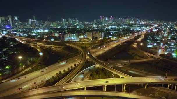 Vue Aérienne Intersection Autoroute Américaine Nuit Avec Des Voitures Des — Video
