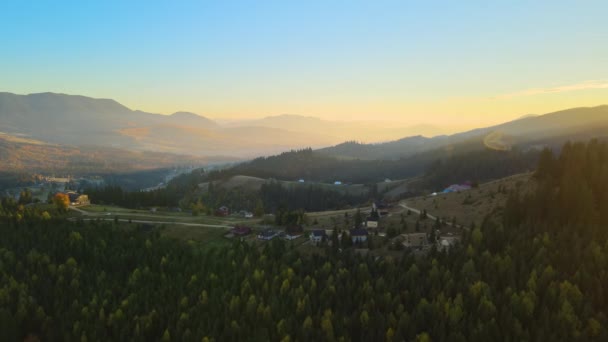 Luchtfoto Van Karpaten Heuvels Met Kleine Oekraïense Dorpshuizen Bij Zonsondergang — Stockvideo