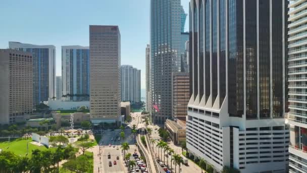 アメリカ合衆国フロリダ州マイアミ ブリッケル市のダウンタウンオフィス地区の空中ビュー 現代のアメリカのメガポリスにある高い商業と住宅の高層ビル — ストック動画
