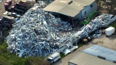 Ian kasırgası Florida 'yı kasıp kavurduktan sonra yıkılan evlerdeki büyük alüminyum metal yığınının hava görüntüsü. Mobil evlerin kırık parçalarının geri dönüşümü.