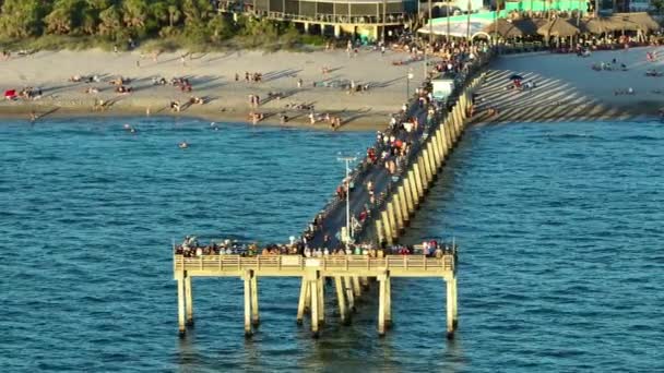 ヴェネツィアの釣り桟橋で休暇を楽しむ多くの観光客の空中ビュー シーサイドサマーアクティビティ — ストック動画
