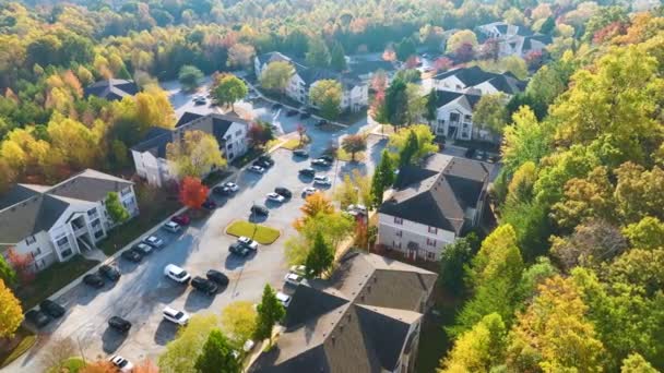 Vista Aérea Novas Casas Apartamentos Entre Árvores Amarelas Área Suburbana — Vídeo de Stock