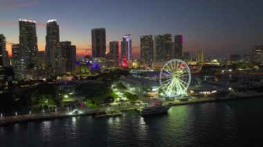 Brickell 'in yüksek aydınlatmalı gökdelenleri ve finans merkezi olan Bayside Pazarı' ndaki Miami Gözlem Çarkı 'nın havadan görünüşü. Gece Amerikan şehir manzarası.